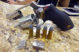Duas pessoas são detidas com porte ilegal de armas e drogas em Cornélio Procópio imagens/thumbs/23-02-2015_IMG-20150221-WA0012.jpg