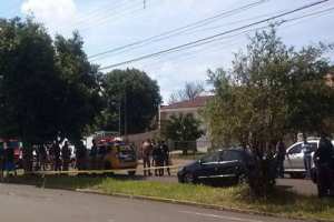 Homem é morto ao jogar carro contra PMs em Londrina imagens/thumbs/26-02-2015_homem_morto_jogar_veiculo.jpg