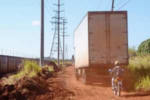 "Movimento Tarifa Zero" reabre estrada do Ceboleiro em Arapongas imagens/thumbs/28-06-2017_desvio-pedagio-arapongas-delair-13.jpg
