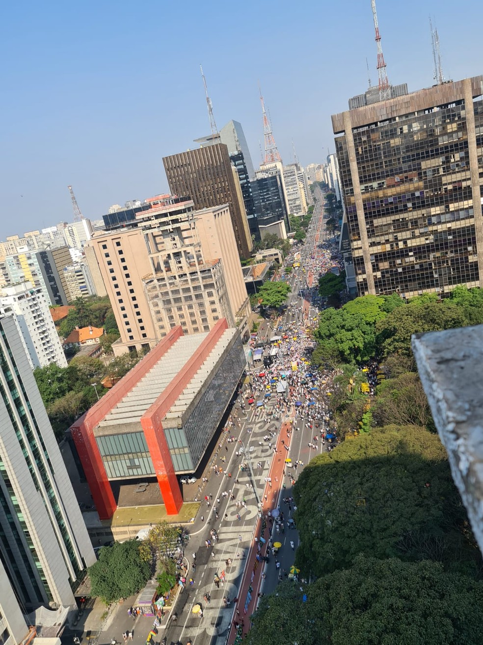 Foto aérea mostra manifestação na Av Paulista às 15h15 — Foto: Rosana Cerqueira/GloboNews