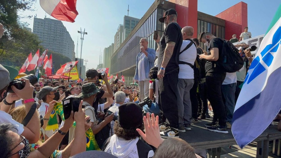 Ciro Gomes discursa em carro de som em protesto na Paulista — Foto: TV Globo