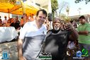 Foto_2_-_O_professor_Noel_recebe_do_prefeito_Fred_Alves_o_trofeu_de_melhor_Banda_Marcial.jpg