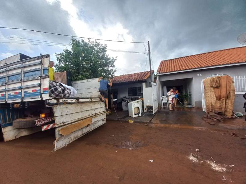 RIBERÃO TRANSBORDOU: Temporal deixa 250 famílias desabrigadas após rio transbordar e inundar seis bairros em Bandeirantes