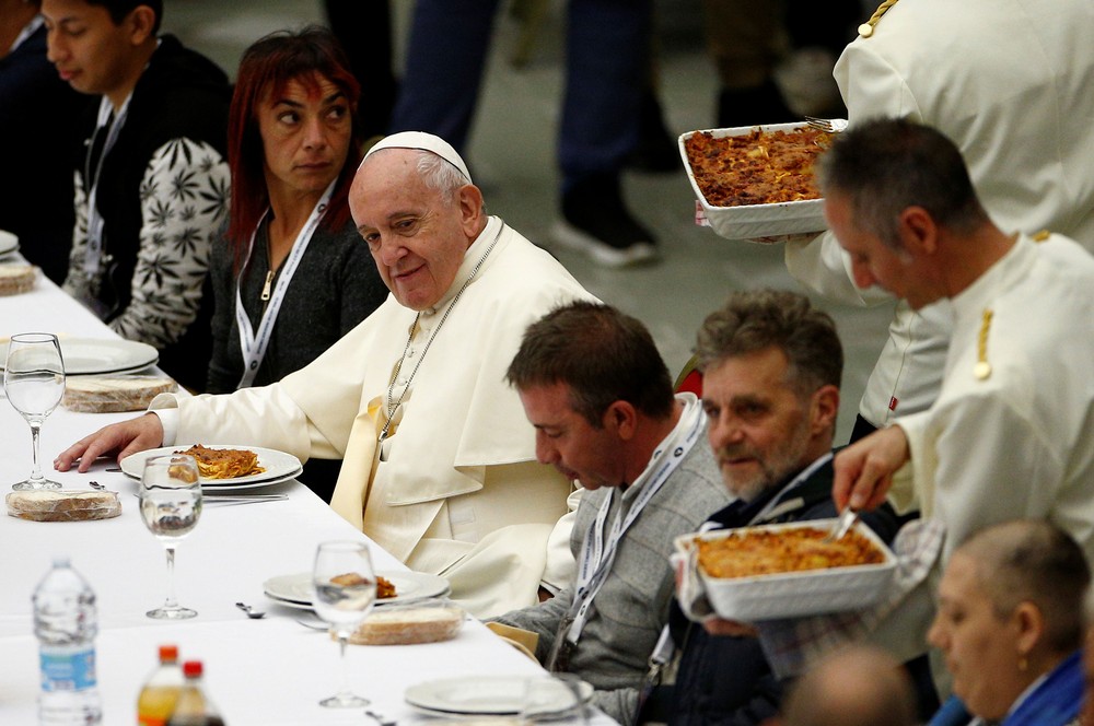 Papa Francisco almo?a com 1,5 mil moradores de rua no Dia Mundial dos Pobres