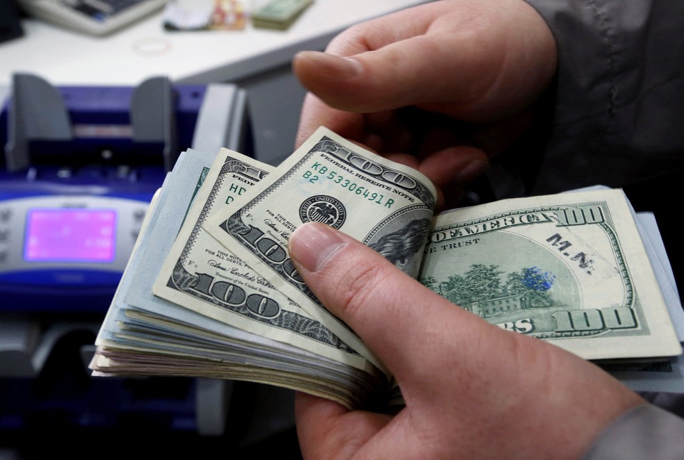 Dlar abre em baixa em dia mais calmo nos mercados, com resultados de grandes empresas na agenda