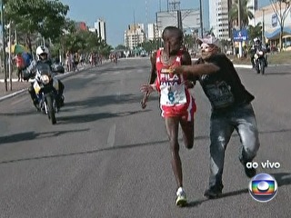 Atleta queniano Ã© agarrado durante prova, mas vence a Corrida de Reis