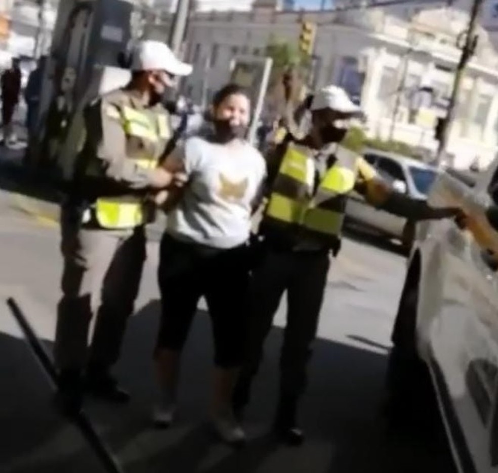 Mulher que se manifestava contra Bolsonaro durante passeio de moto &eacute; detida em Porto Alegre