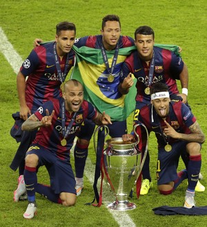 Jornal diz que Adriano e Douglas estão em grupo que deixará o Barça
