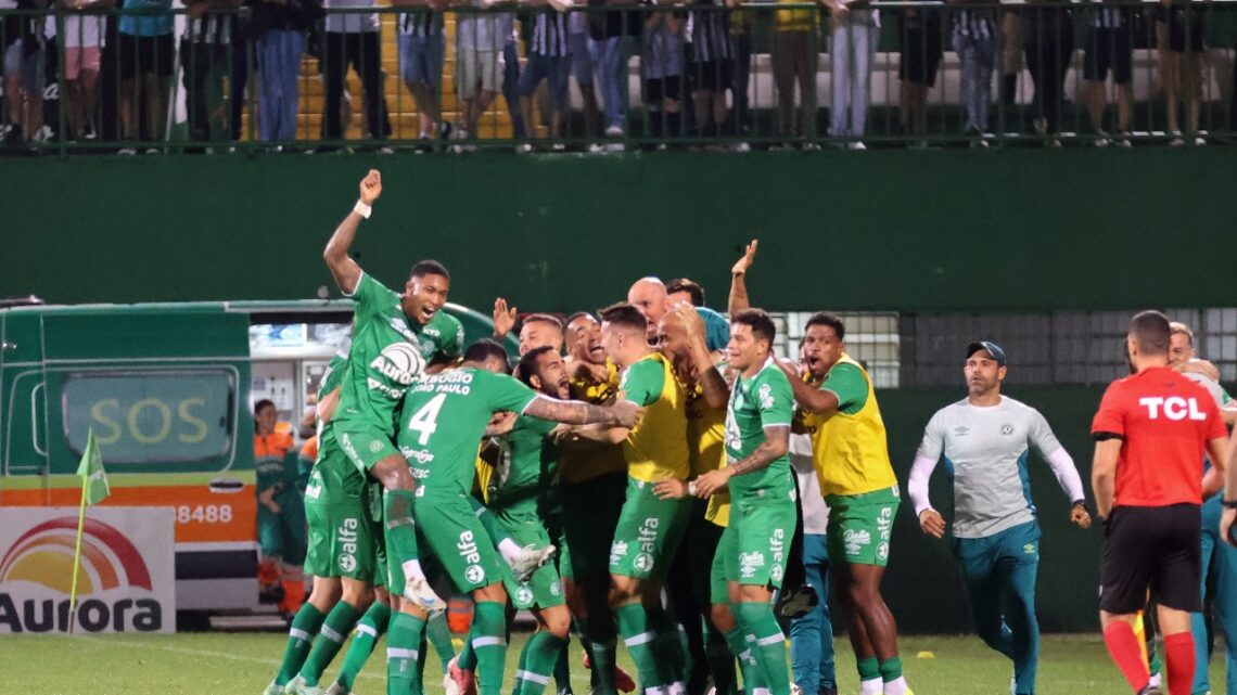 Chapecoense vence o Santos de virada na Arena Condá pela Série B 17 de outubro de 2024 Off  Por Editor Denunciar Conteúdo A Chapecoense entrou em campo na noite desta quarta-feira (16), na Arena Condá, para enfrentar o Santos e