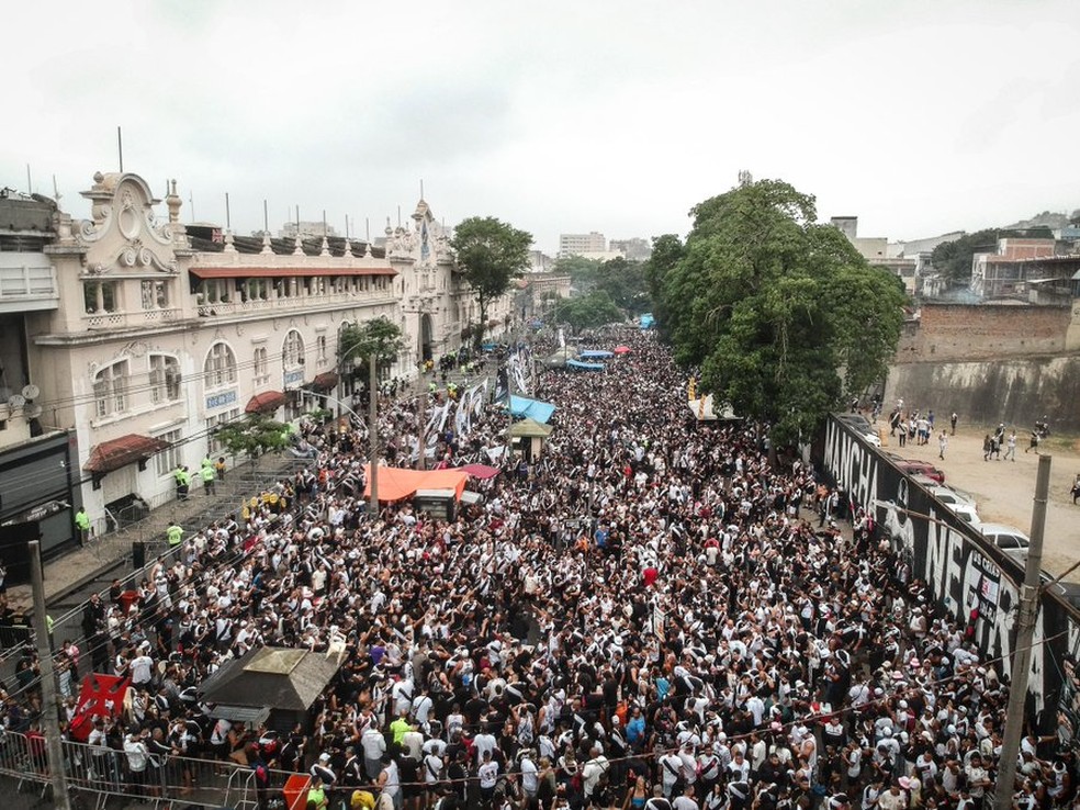 Chegada do Vasco a São Januário tem rua de fogo, spray de pimenta e tentativa de invasão