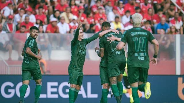 Coritiba vence, freia o Vila Nova e continua sonhando com acesso