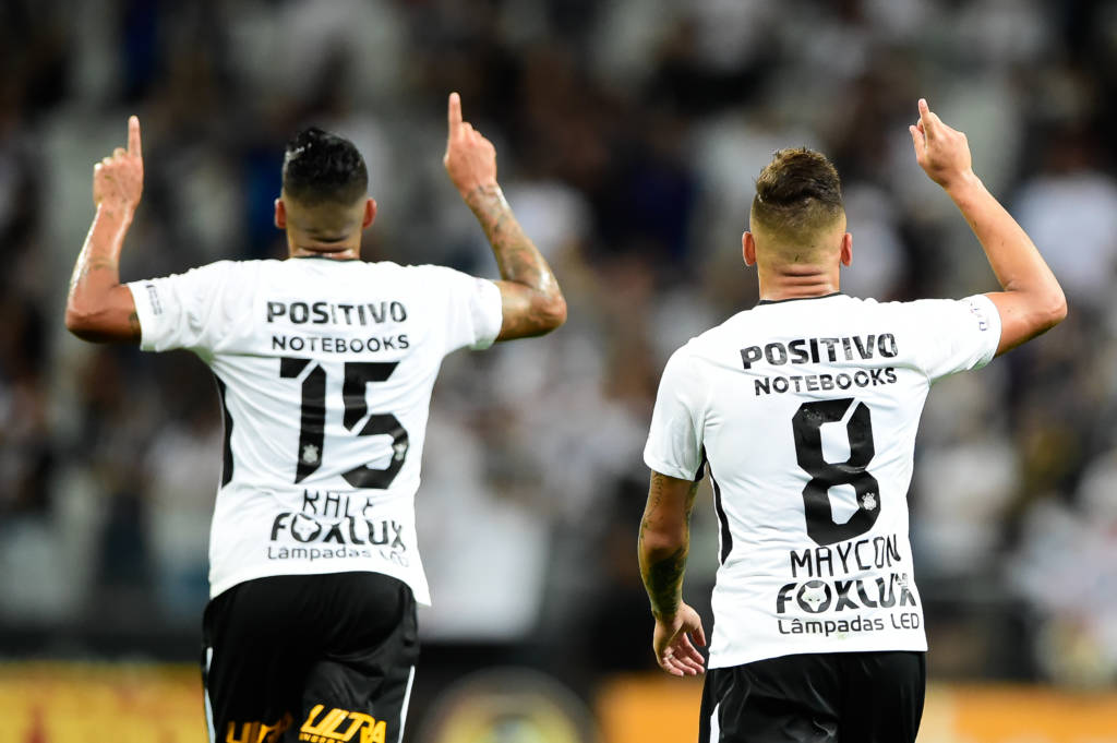 Corinthians domina o Bragantino e se junta a grandes nas semifinais