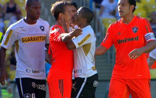 Bate-boca entre Diguinho e Junior Cesar em Flu x Botafogo vira  "selinho "