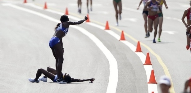 Atleta passa mal durante maratona e rival larga prova para ajudÃ¡-la 72