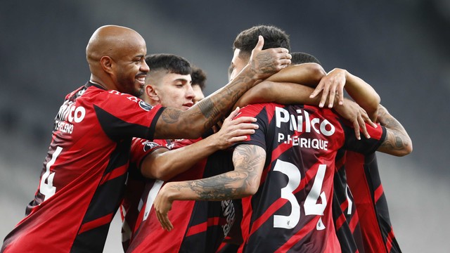 ATHLETICO vence Colo-Colo e assume lideranÃ§a do Grupo na Libertadores