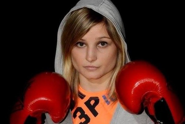 Após sofrer infarto, campeã mundial de boxe morre aos 26 anos