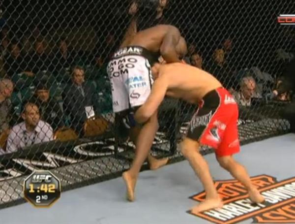 Castillo bate Njokuani na decisÃ£o 

dividida dos jurados no UFC 141