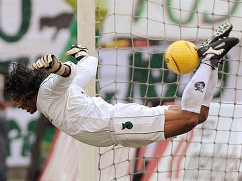 Aos 43 anos, RenÃƒÂ© Higuita se despede do futebol com gols, lÃƒÂ¡grimas e escorpiÃ£o