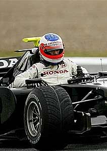 Barrichello pÃ¡ra no meio da pista em Jerez