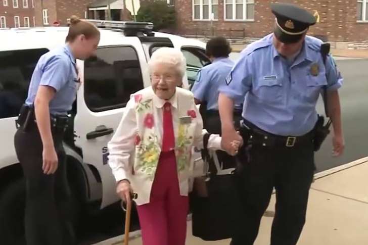 Idosa de 102 anos realiza sonho inusitado nos EUA: ser presa