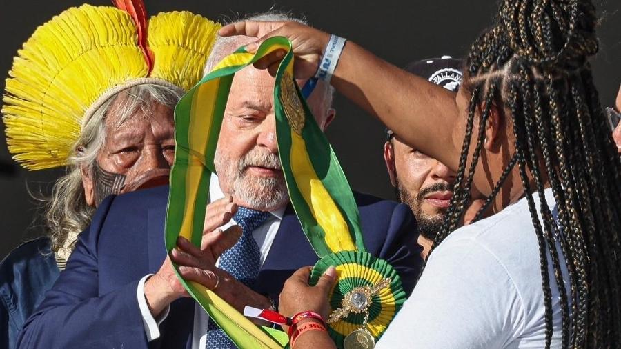 Lula recebe faixa de catadora e chora; em discurso, promete revogaço