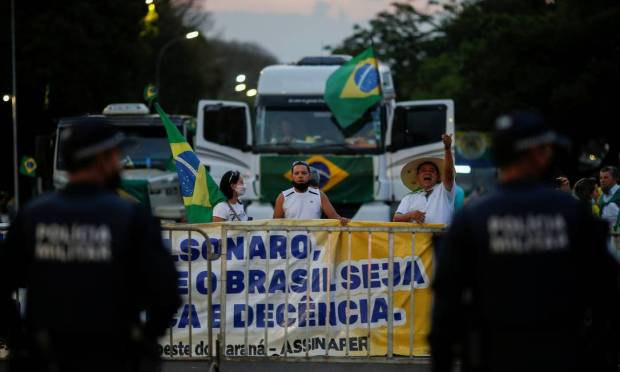 Caminhoneiros se re&uacute;nem com Bolsonaro e aguardam encontro com Pacheco