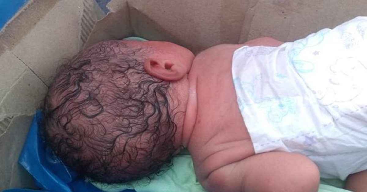 Bebê com 4 horas de nascida é encontrada em caixa de papelão ao lado de contêiner de lixo