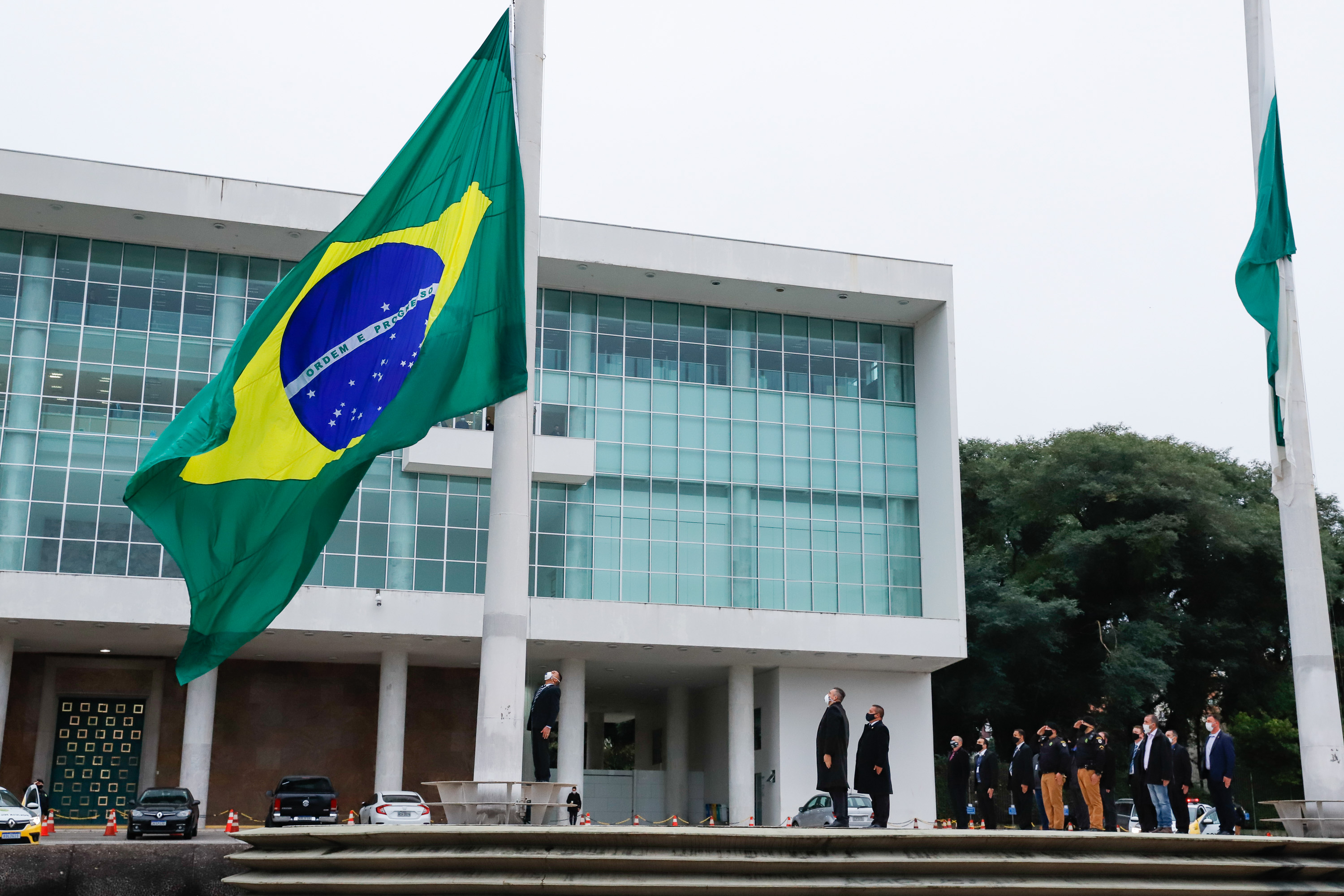 Atentado contra a Bandeira do Brasil revolta curitibanos no PalÃ¡cio IguaÃ§u