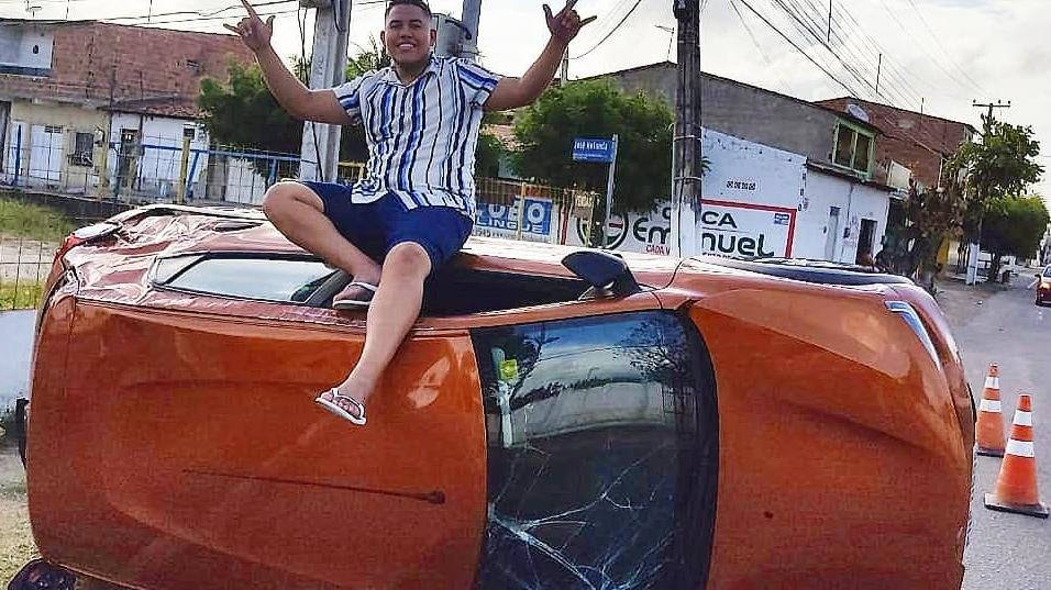 Motorista de app faz foto sobre carro capotado em Maracanaú e viraliza