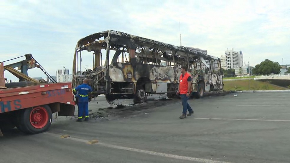 Bolsonaristas queimaram 8 carros e 5 ônibus e depredaram delegacia em ato em Brasília, dizem bombeiros