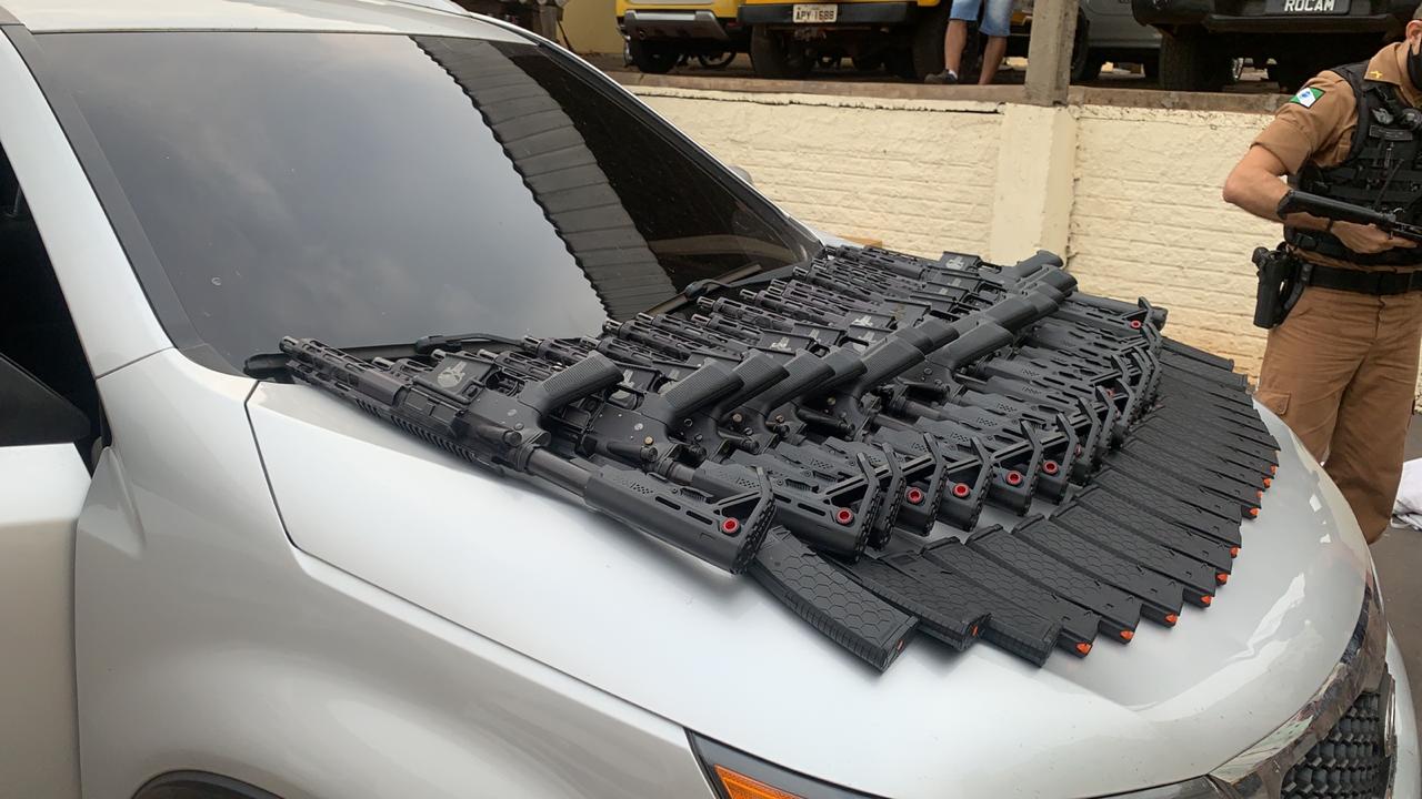 Com Apoio de CÃ£o Farejador, PolÃ­cia apreende 20 fuzis escondidos em fundo falso de carro, na PR-323