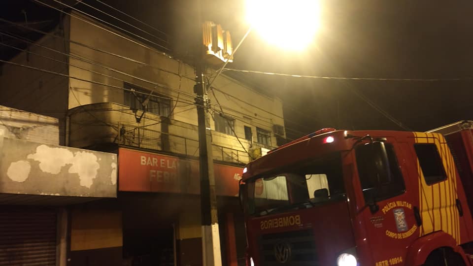 Bombeiros combatem incÃªndio em lanchonete no centro de CornÃ©lio ProcÃ³pio