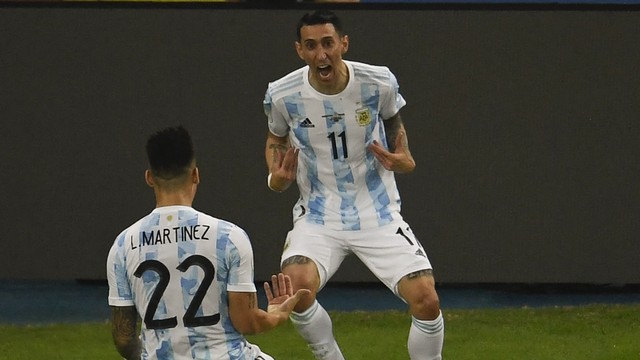 Di Maria e Lautaro comemoram gol da Argentina sobre o Brasil